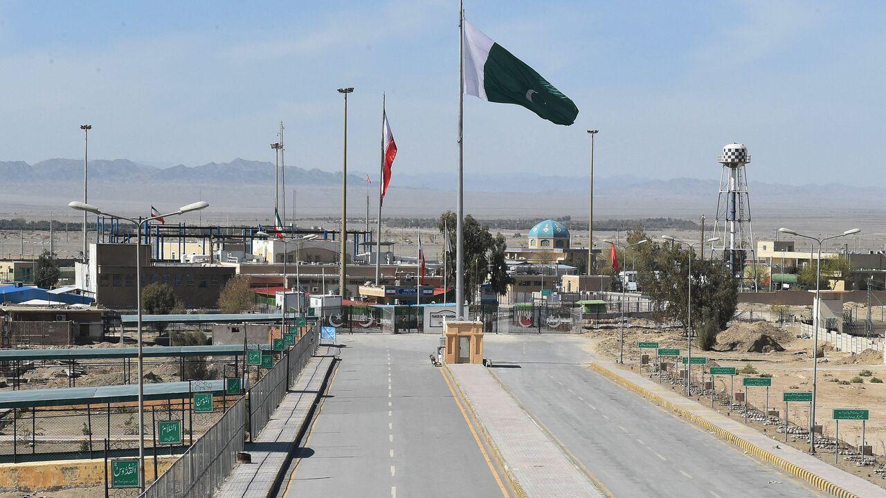 Pakistan shuts border with Iran as Tehran trades strikes with Israel