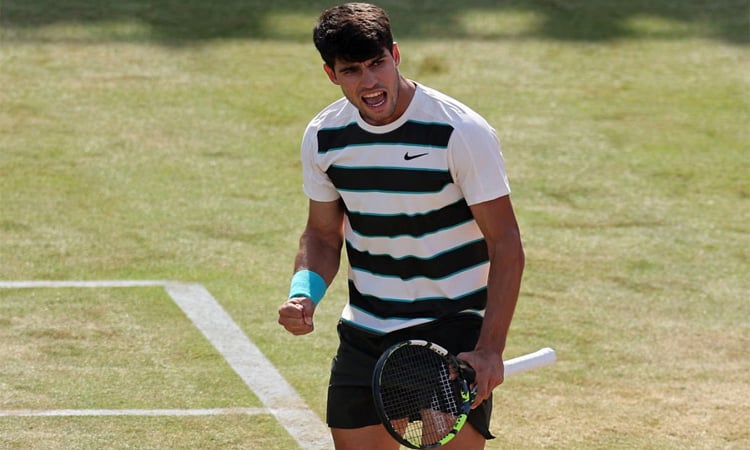 Alcaraz wins testing Queen's opener, Fritz, Shelton out