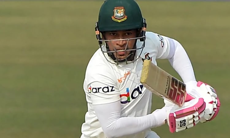 Mushfiqur surpasses 150 before rain stops play
