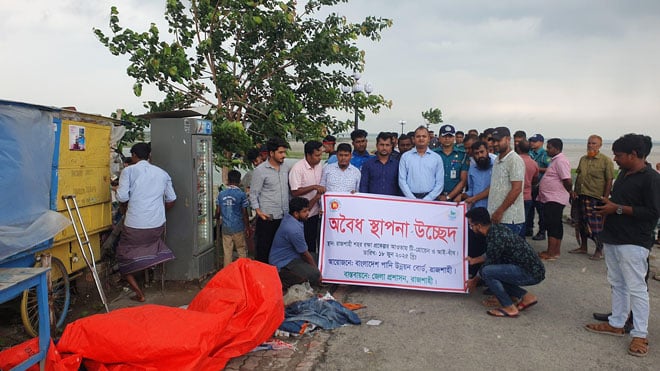 Illegal structures evicted from Rajshahi Padma embankment