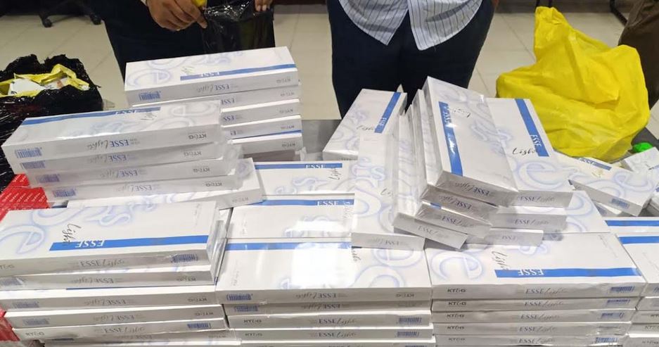 2 detained with 195 cartons of illegal cigarettes in Ctg