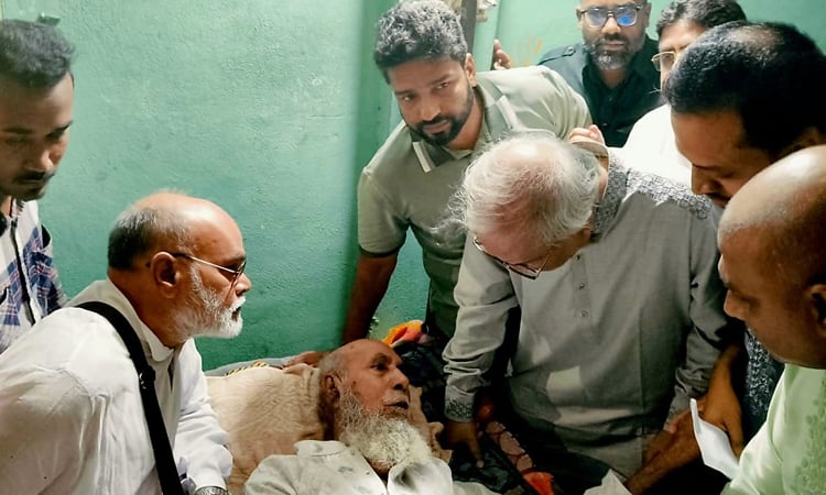 Tarique Rahman stands by octogenarian BNP activist Abu Taher Thakur