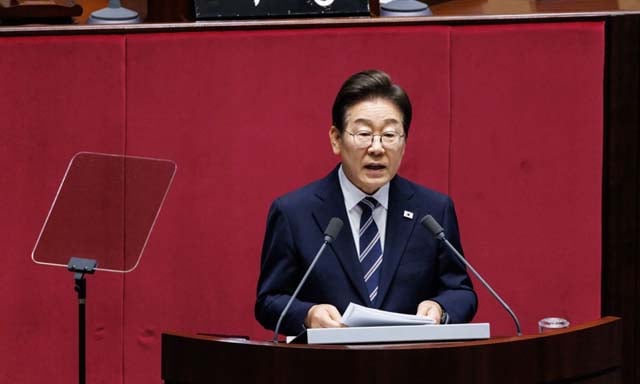 South Korea's Lee urges approval of $22.5 bn extra budget