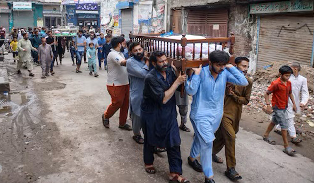 Pakistan flash floods and heavy rain kill 32