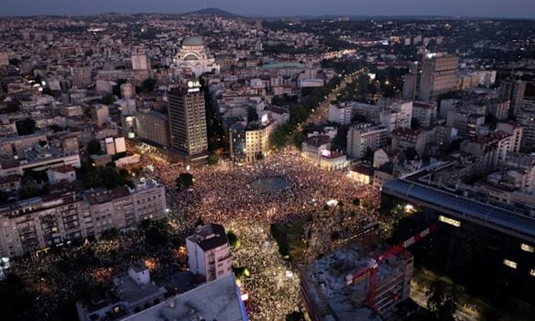 Thousands block roads in another night of Serbian protests