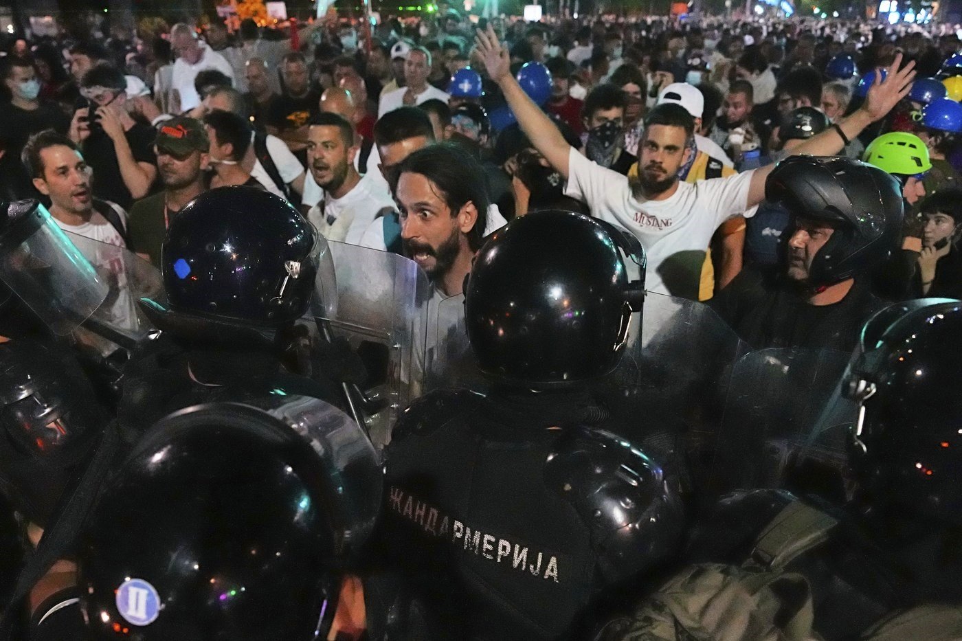 Serbian police dismantle anti-govt protesters' barricades