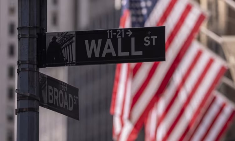 S&P 500, Nasdaq end at records, adding to big quarterly gains