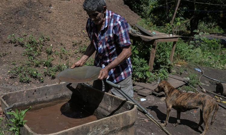 'Happy suffering': the Brazilian gold rush that spawned iconic pictures