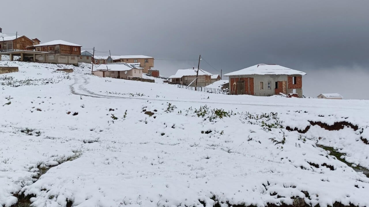 Heavy snow hits Turkey's northeast as southwest burns