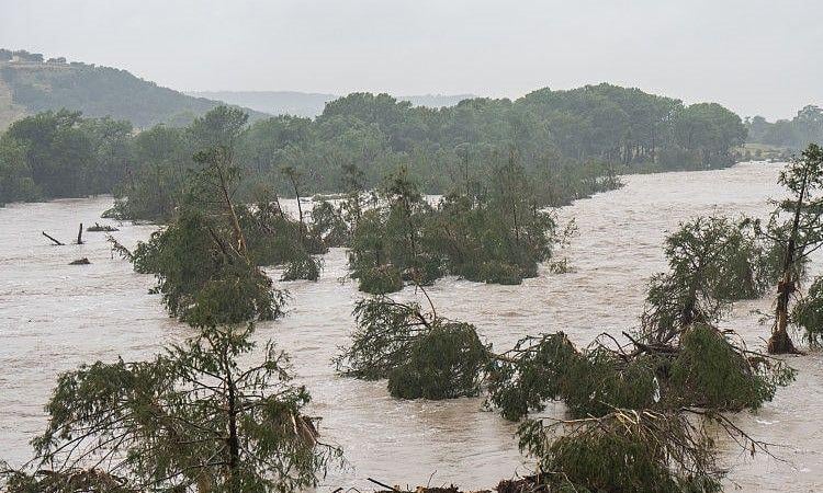 Texas flood toll rises to 24 as rescuers search for missing children