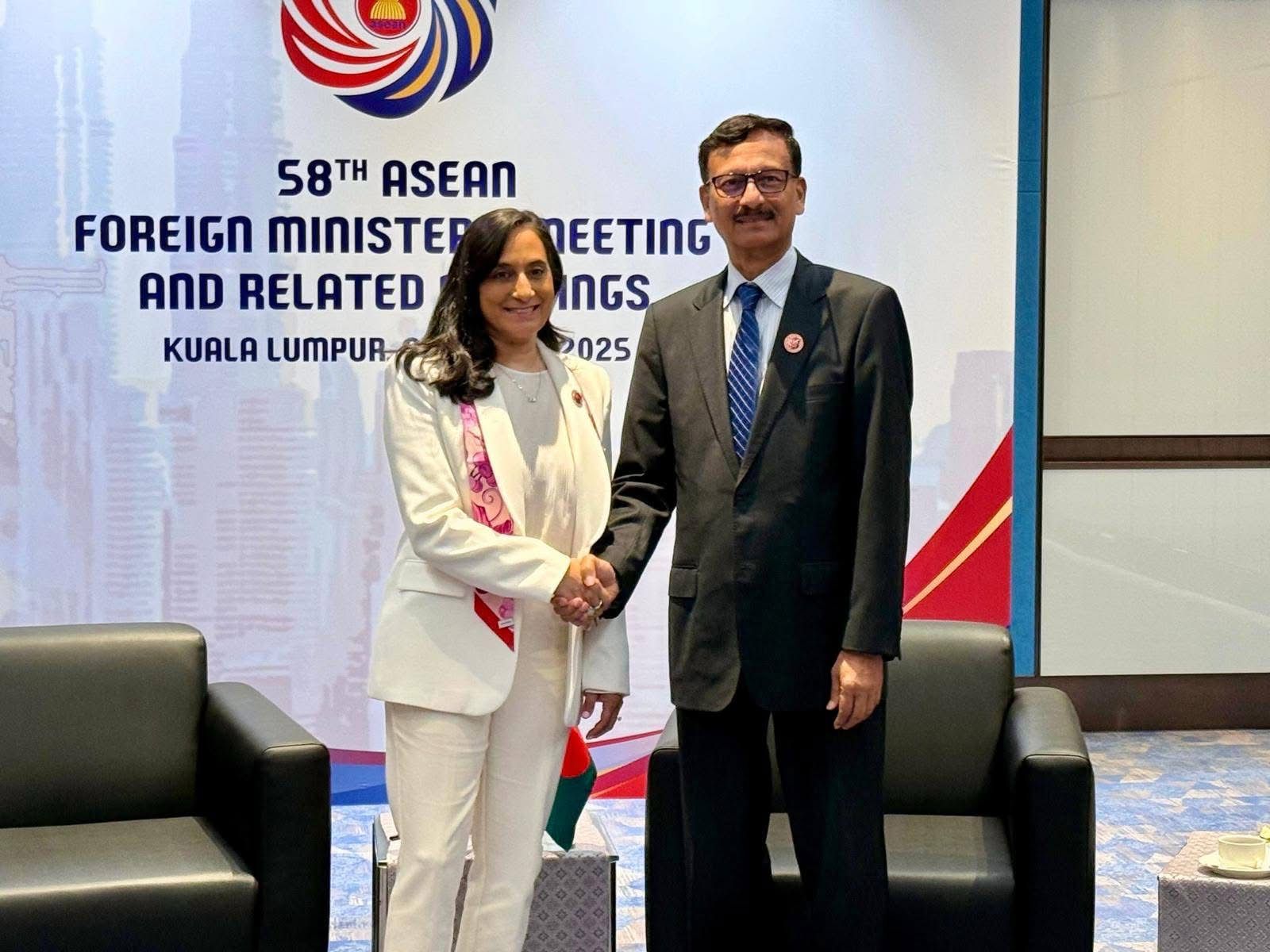 Foreign Affairs Adviser Md Touhid Hossain and Foreign Minister of Canada Anita Anand met on the sidelines of the 32nd ASEAN Regional Forum (ARF) Ministerial Meeting in Kuala Lumpur today. Photo: Collected