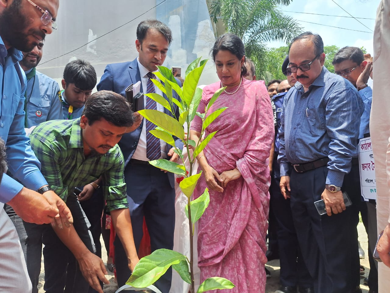 One lakh saplings planted in Savar in a single day 