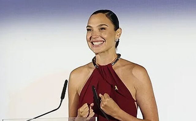'Wonder Woman' star opens Jerusalem film festival with call to end war