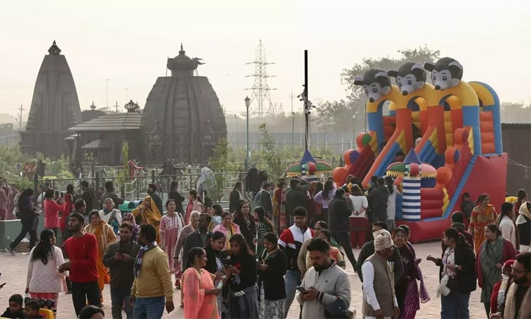 Six crushed to death in India temple stampede