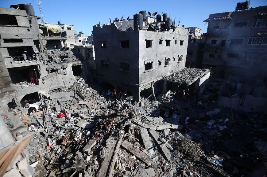 Gaza seen from above: debris and darkness