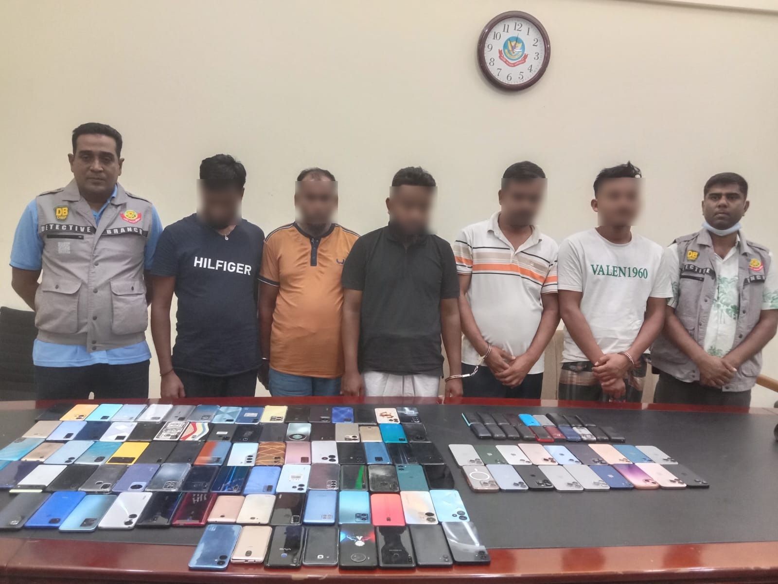 5 mobile phone stealing gang members held, 123 mobile phones seized