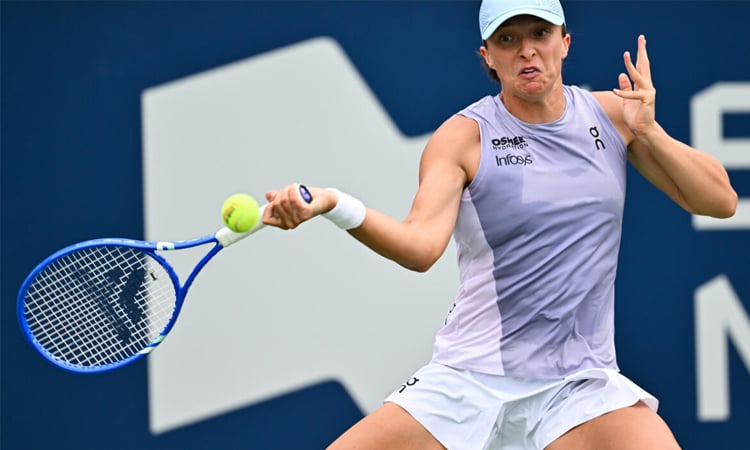 Swiatek cruises, Osaka battles through in Montreal