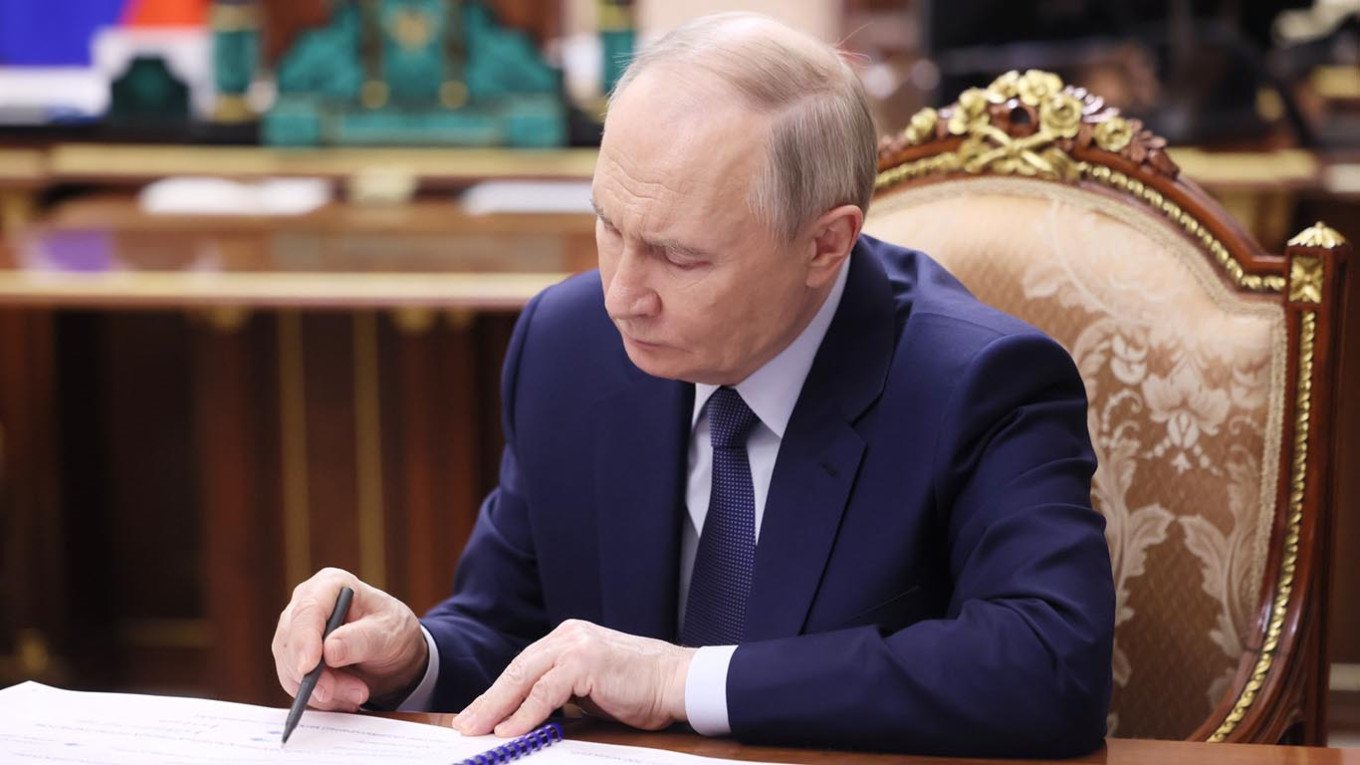 Putin signs law that fines online searches for 'extremist' content