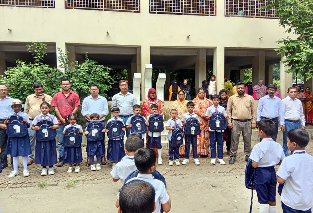 School bags distributed among 250 students in Gopalganj 
