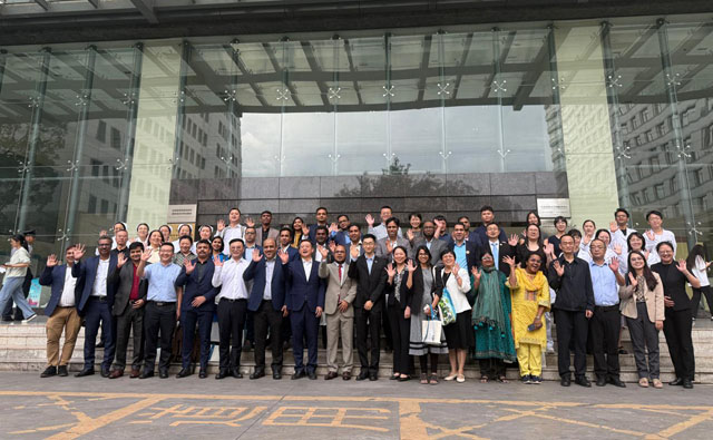 Bangladesh media delegates visit Kunming hospital