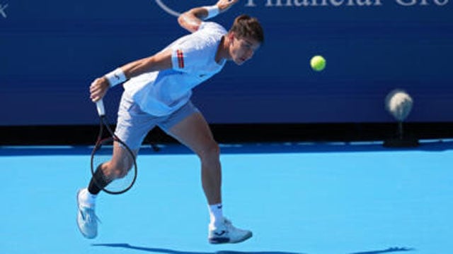 Toronto champion Shelton to start Cincy against Argentine outsider