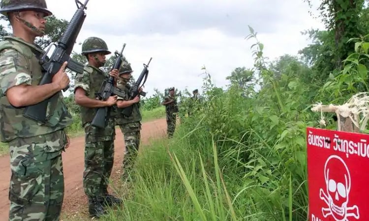 Landmine blast wounds Thai soldiers on tense Cambodia border