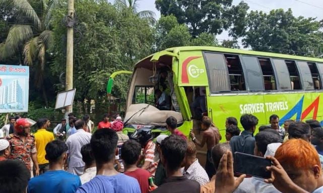 One killed, 6 injured in Sirajganj road crash