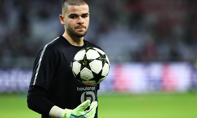 PSG complete signing of French goalkeeper Chevalier