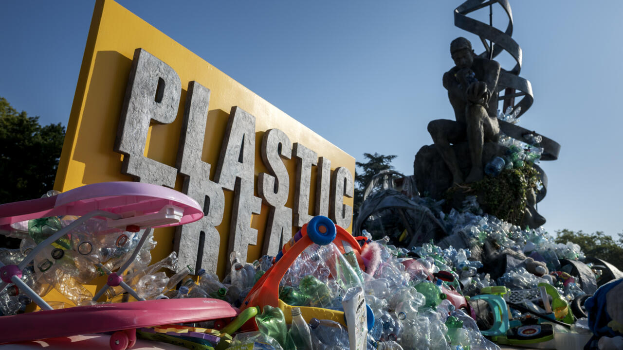 Deadlocked plastics treaty talks 'at cliff's edge'
