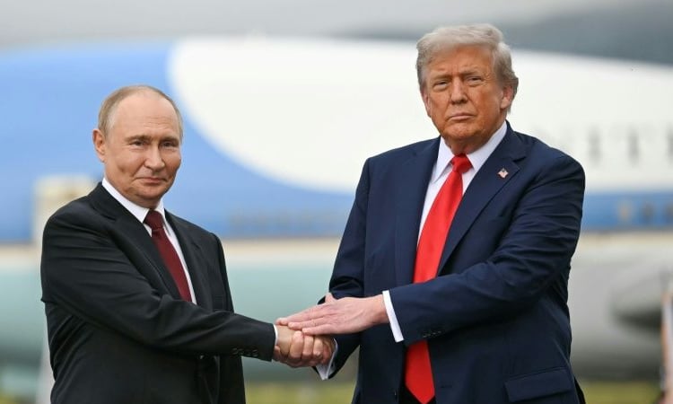 Trump offers warm welcome to Putin at high-stakes summit