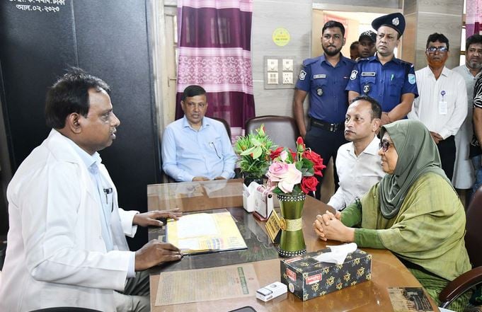 Health Adviser pays surprise visit to Nawabganj Upazila Health Complex