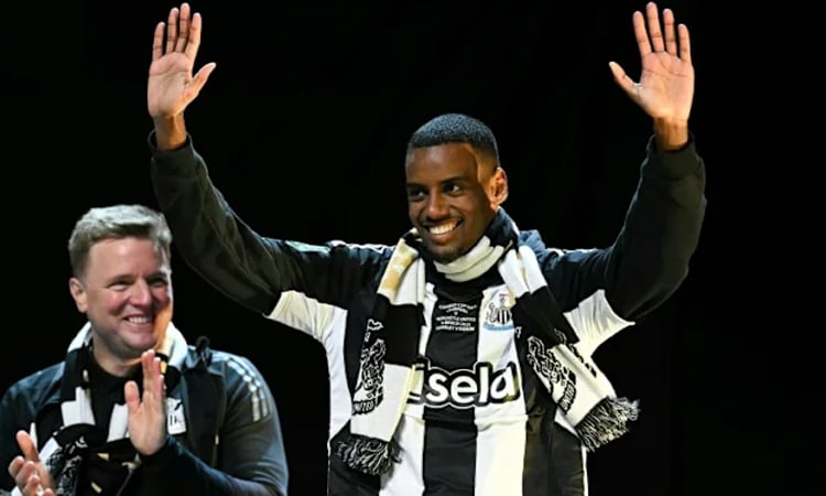 Newcastle can't win in Isak stand-off, says Howe