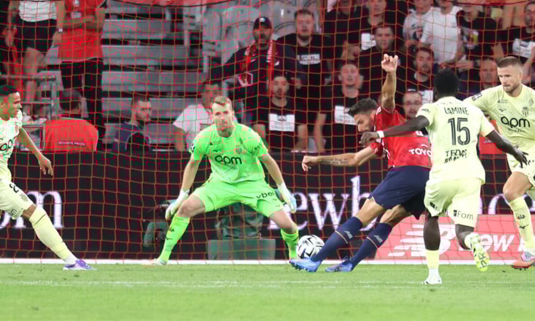 'Big brother' Giroud strikes late to lift Lille past Monaco