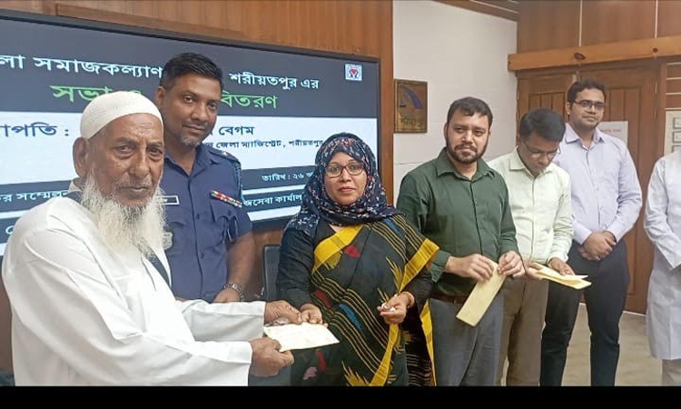 Donation cheques distributed among 39 welfare organizations in Shariatpur | District