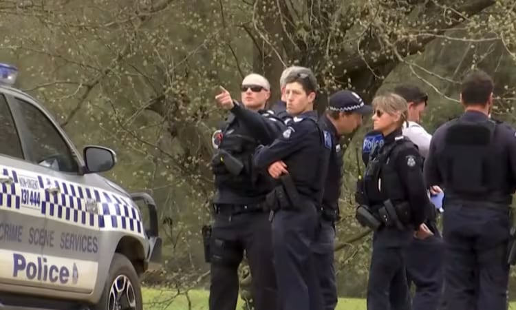 Australian gunman 'at large' after killing two police