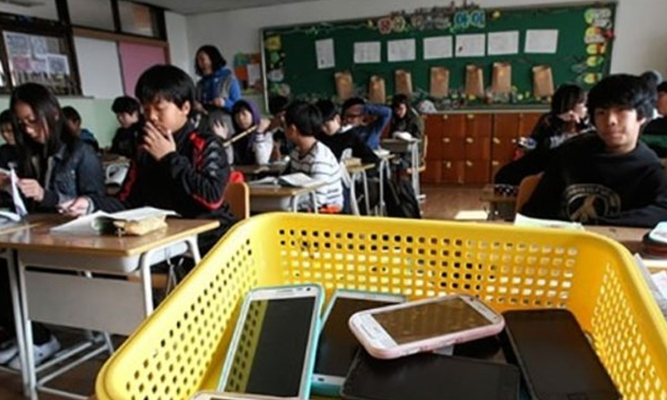 South Korea to ban mobile phones in school classrooms | International