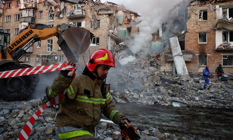 Russia hits Kyiv with 'massive' deadly overnight strikes