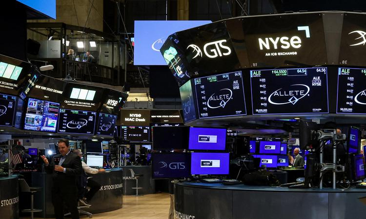 US stocks close lower ahead of long weekend