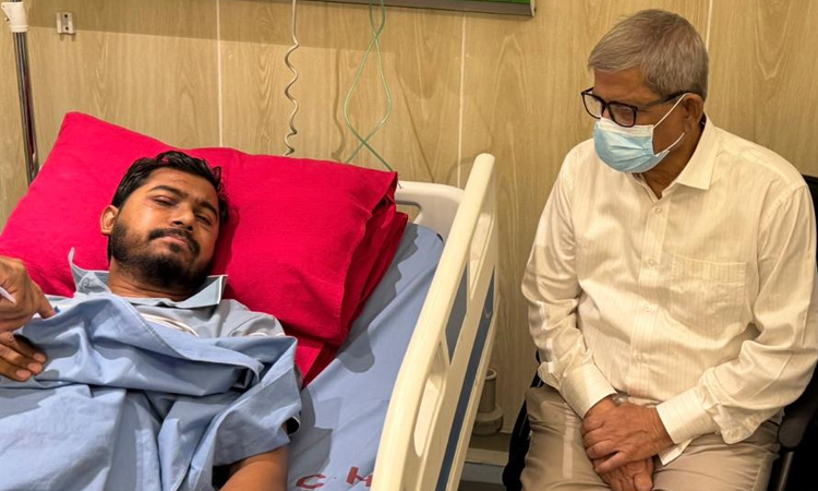 Mirza Fakhrul visits Nur at DMCH