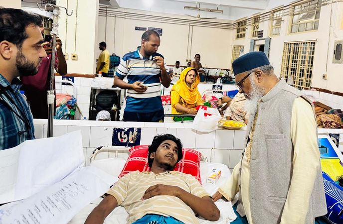 Dr Khalid visits injured CU students at CMCH