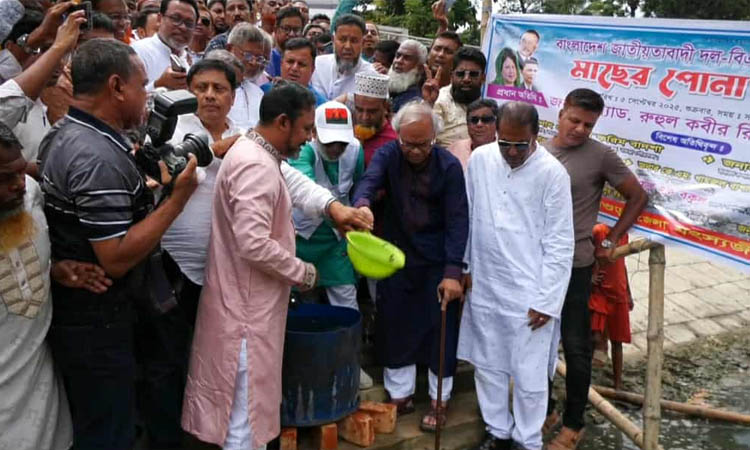 Rizvi releases hatched fish in Karatoa River in Bogura | Others