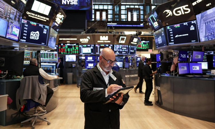 US stocks dip after poor jobs data