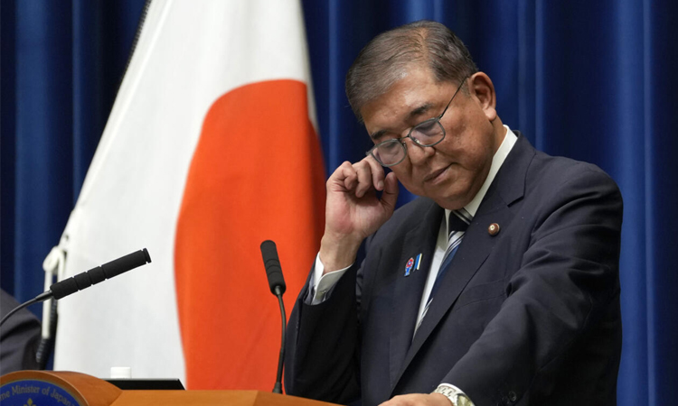 Asian shares rise as Japan politics weigh on yen | Business