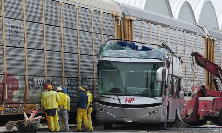 10 killed, 41 injured after train hits bus in Mexico