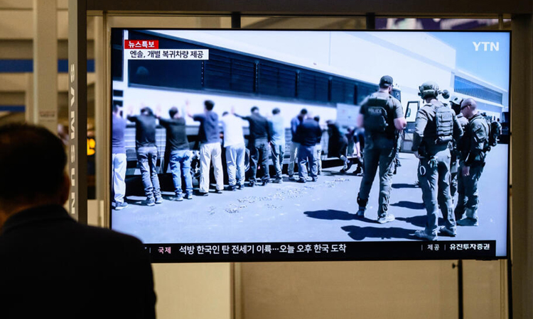 S. Koreans greeted with applause at home after US detention