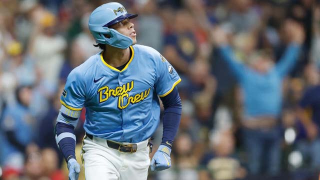 Brewers become first club to clinch MLB playoff berth