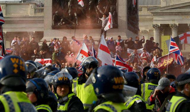 Clashes with police after up to 150,000 gather at far-right UK rally