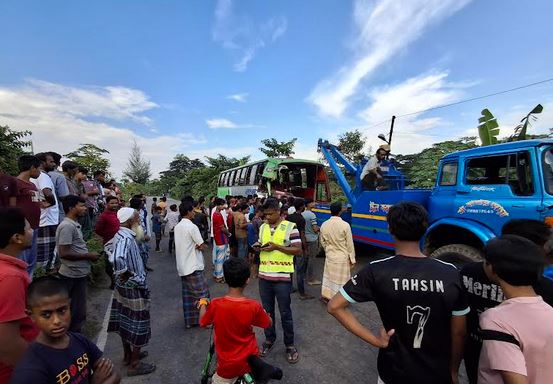 Bus driver killed, 20 injured in Noakhali road accident