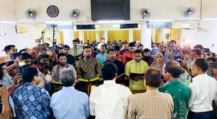 Newly elected JUCSU leaders sworn in