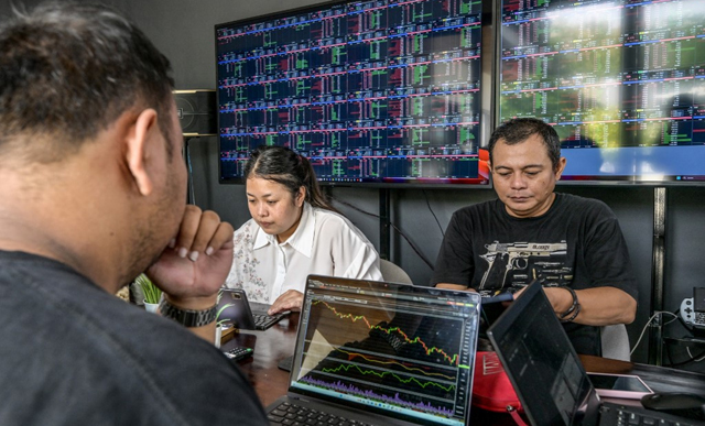 Asian markets fluctuate as focus turns to Trump-Xi, BoJ
